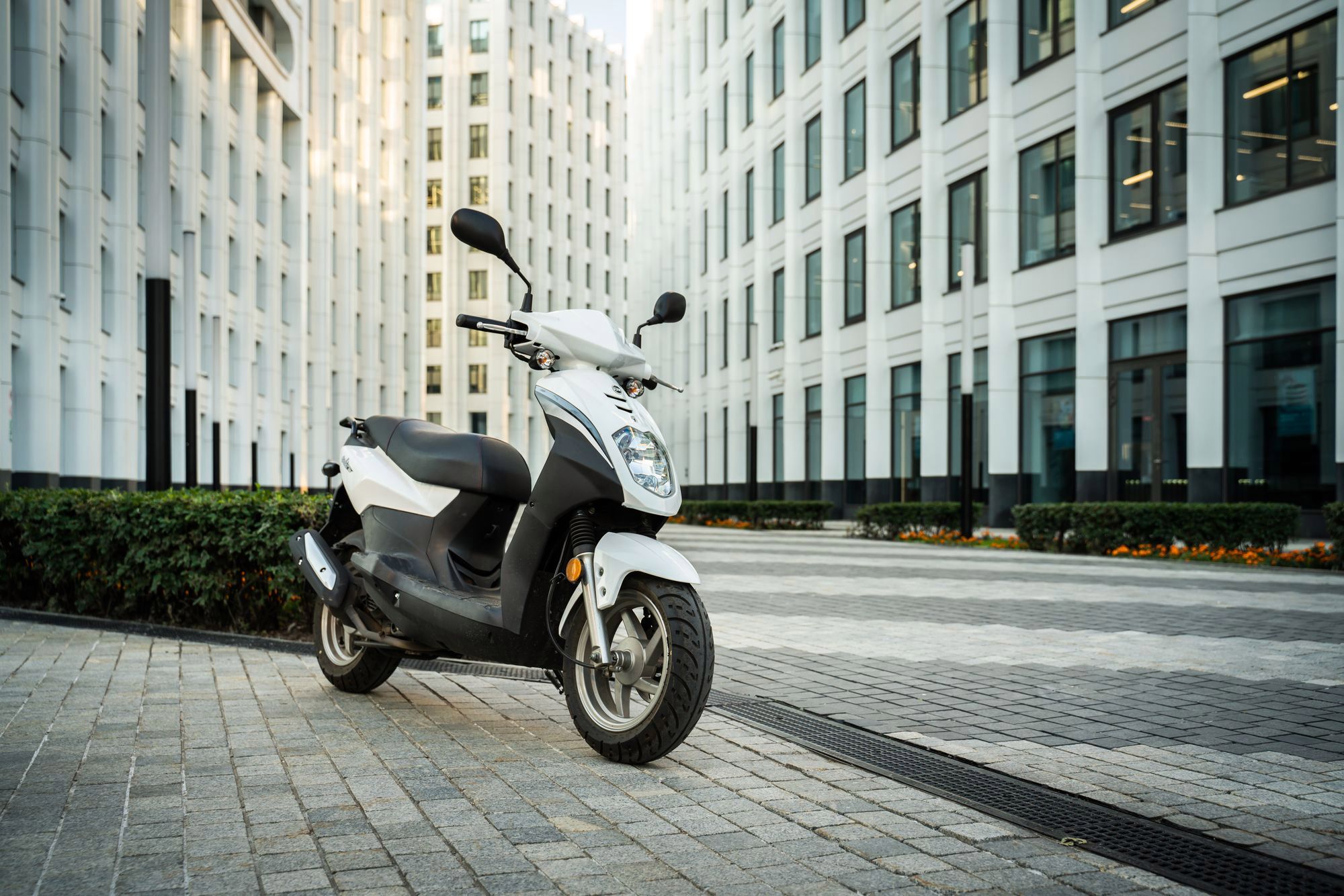 Скутер SYM Orbit 50 Белый + мотошлем SYM серый pitbikemarket.ru