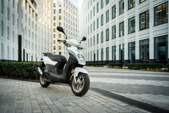 Скутер SYM Orbit 50 Белый + мотошлем SYM серый pitbikemarket.ru